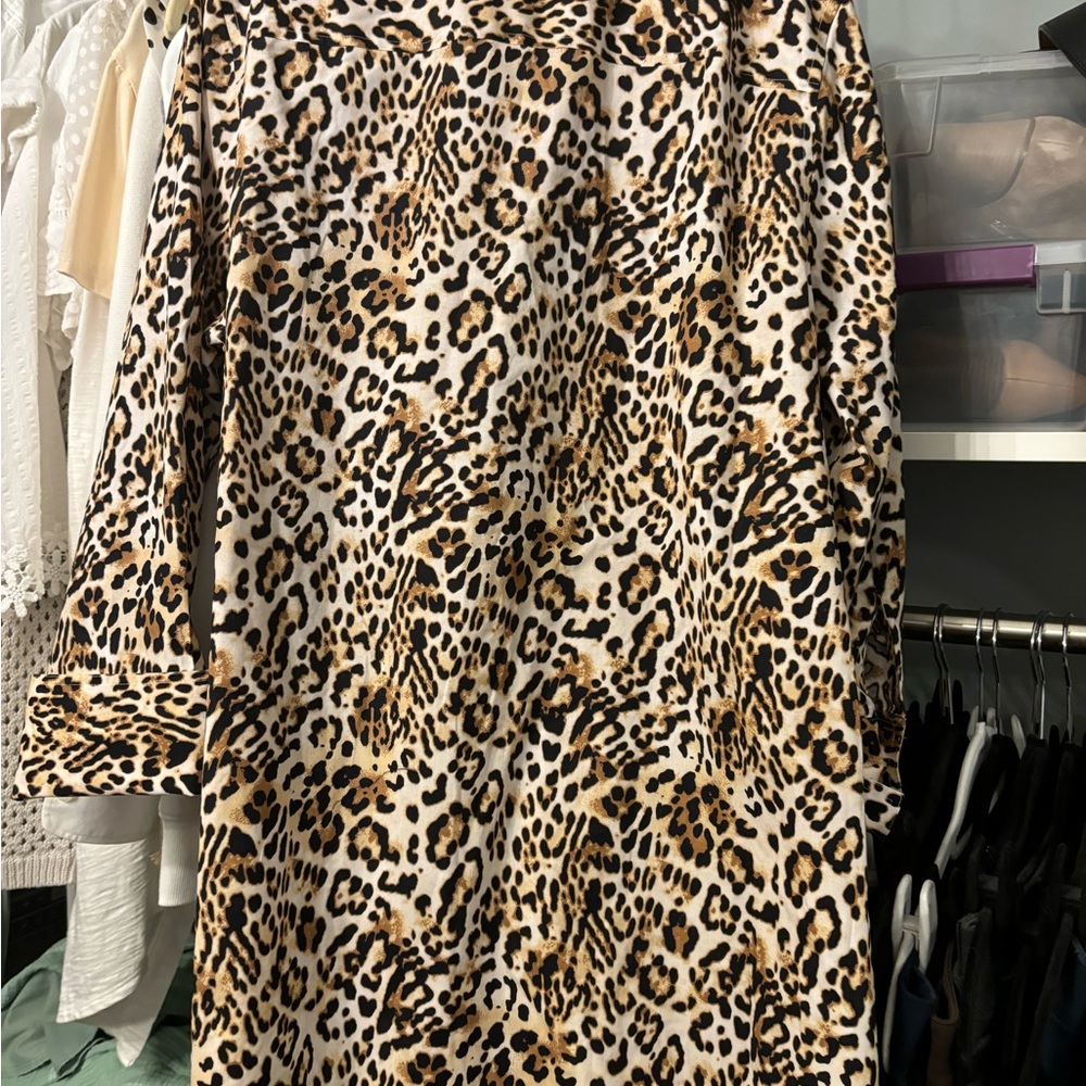Chicos Leopard no iron Tunic - Picture 4 of 5